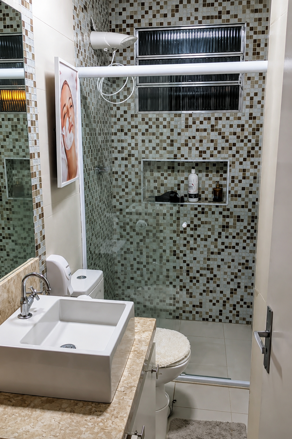 Banheiro privativo ao lado da sala