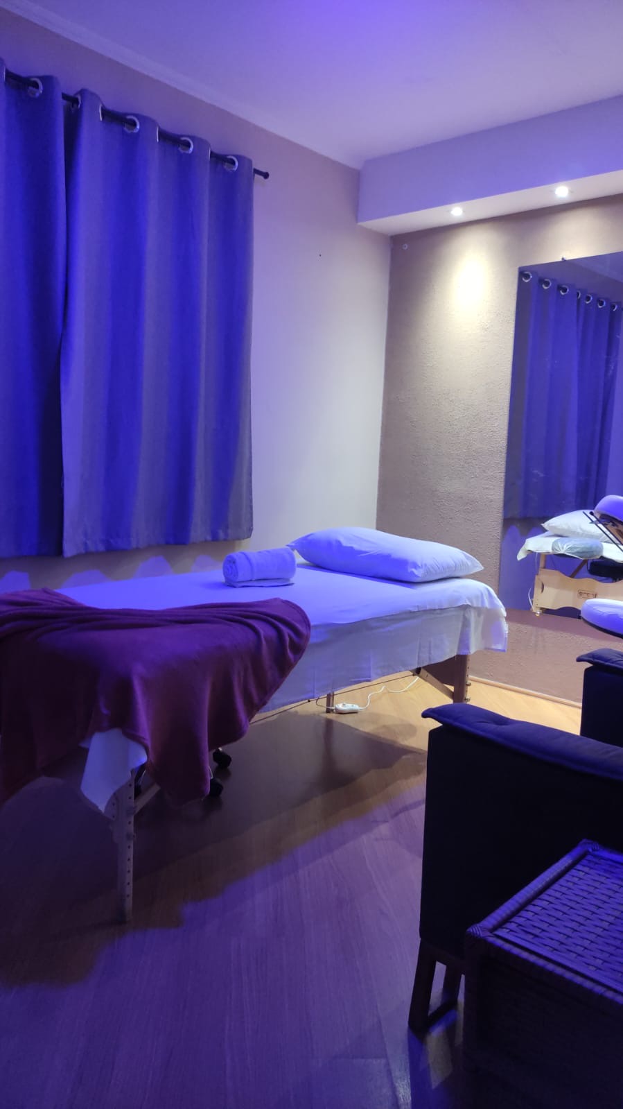 Sala Florescer — ambiente acolhedor com cortinas